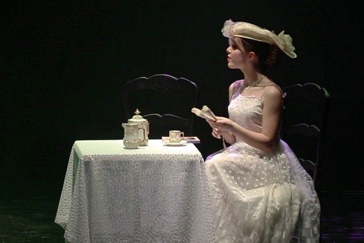 Emma - Danc Sing Show Image de l'artiste Emma en public. Photo de Sacha Rives pour Danc Sing Show.