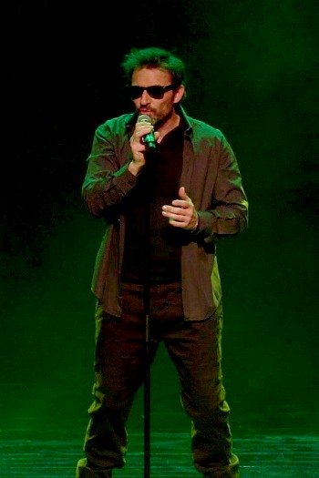 Laurent - Danc Sing Show Image de l'artiste Laurent en public. Photo de Sacha Rives pour Danc Sing Show.