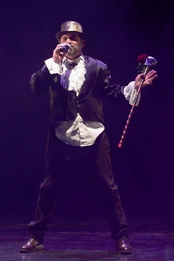 Image de l'artiste Laurent sur scène. Photo de Sacha Rives pour Dancsingshow.