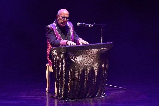 Image de l'artiste Pascal en public. Photo de Sacha Rives pour Dancsingshow.