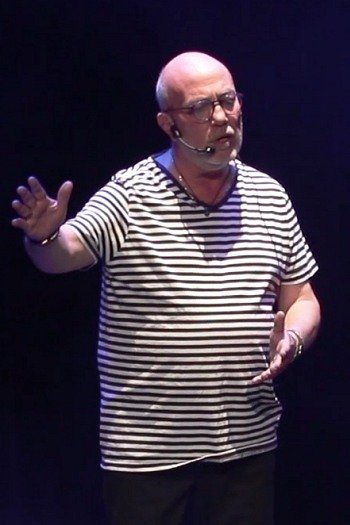 Pascal - Danc Sing Show Image de l'artiste Pascal en spectacle. Photo de Sacha Rives pour Danc Sing Show.