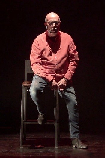 Pascal - Danc Sing Show Image de l'artiste Pascal en spectacle. Photo de Sacha Rives pour Danc Sing Show.