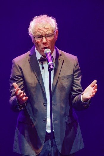 Image de l'artiste Aimé sur scène. Photo de Sylvie Bourget pour Dancsingshow.