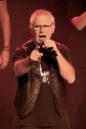 Aimé - Danc Sing Show Image de l'artiste Aimé en public. Photo de Patrice Bréluzeau pour Danc Sing Show.