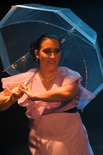 Image de l'artiste Chrystel en public. Photo de Patrice Bréluzeau pour Dancsingshow.