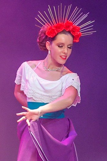 Emma - Danc Sing Show Image de l'artiste Emma sur scène. Photo de Sylvie Bourget pour Danc Sing Show.