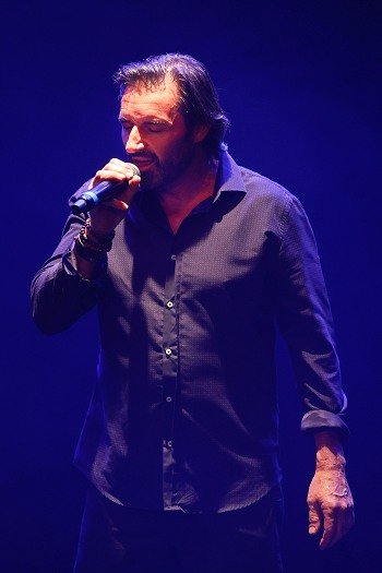 Laurent - Danc Sing Show Image de l'artiste Laurent en spectacle. Photo de Sylvie Bourget pour Danc Sing Show.