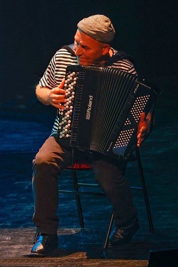 Philippe - Danc Sing Show Image de l'artiste Philippe en public. Photo de Sylvie Bourget pour Danc Sing Show.