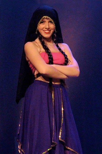 Emma - Danc Sing Show Image de l'artiste Emma sur scène. Photo de Sacha Rives pour Danc Sing Show.