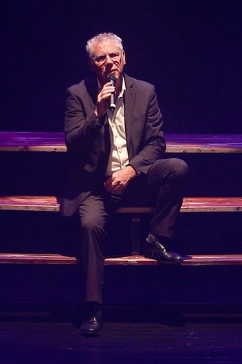 Aimé - Danc Sing Show Image de l'artiste Aimé en public. Photo de Sacha Rives pour Danc Sing Show.