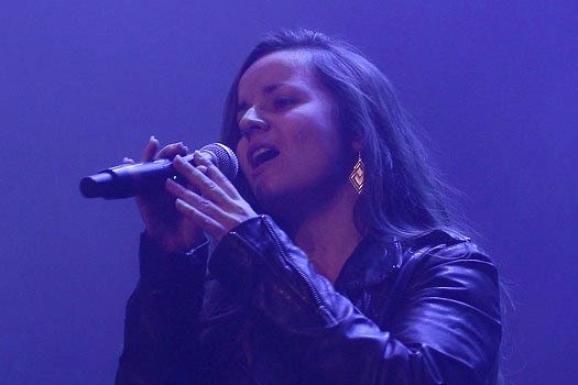 Anaïs - Danc Sing Show Image de l'artiste Anaïs sur scène. Photo de Sacha Rives pour Danc Sing Show.