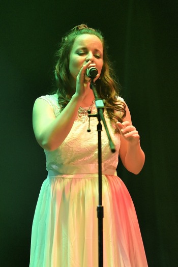 Image de l'artiste Anaïs en public. Photo de Patrice Bréluzeau pour Danc Sing Show.