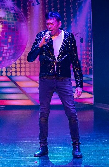 Christophe - Danc Sing Show Image de l'artiste Christophe en public. Photo de Sylvie Bourget pour Danc Sing Show.