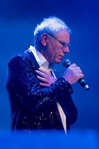 Aimé - Danc Sing Show Image de l'artiste Aimé en public. Photo de Sacha Rives pour Danc Sing Show.