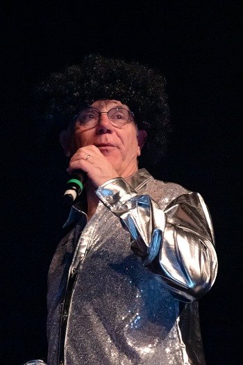 Aimé - Danc Sing Show Image de l'artiste Aimé en public. Photo de Sacha Rives pour Danc Sing Show.