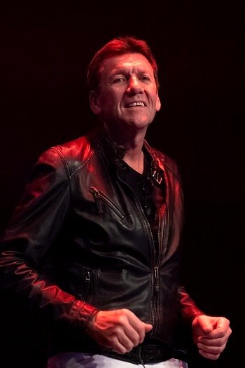 Image de l'artiste Christophe en spectacle. Photo de Sacha Rives pour Dancsingshow.