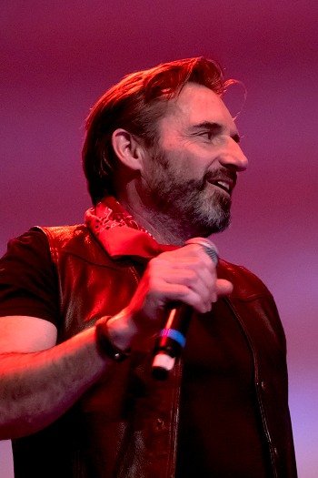 Image de l'artiste Laurent sur scène. Photo de Sacha Rives pour Dancsingshow.