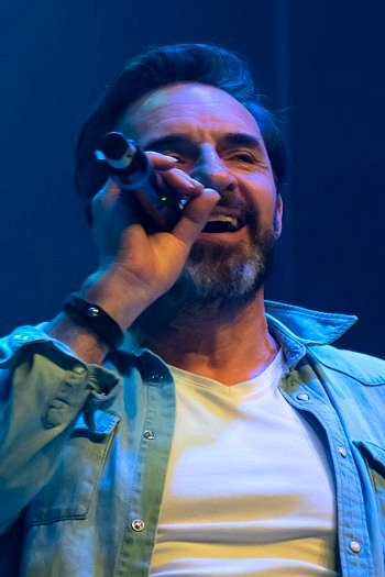 Image de l'artiste Laurent en spectacle. Photo de Sacha Rives pour Dancsingshow.