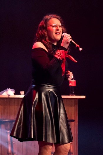 Lucie - Danc Sing Show Image de l'artiste Lucie en public. Photo de Sacha Rives pour Danc Sing Show.