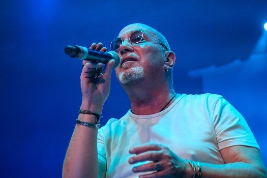 Pascal - Danc Sing Show Image de l'artiste Pascal en public. Photo de Sacha Rives pour Danc Sing Show.