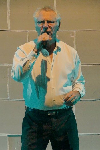 Aimé - Danc Sing Show Image de l'artiste Aimé en spectacle. Photo de Sacha Rives pour Danc Sing Show.