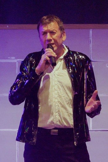 Image de l'artiste Christophe sur scène. Photo de Sacha Rives pour Dancsingshow.