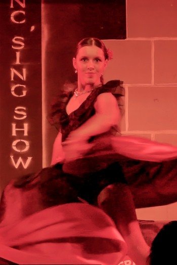 Emma - Danc Sing Show Image de l'artiste Emma en spectacle. Photo de Sacha Rives pour Danc Sing Show.