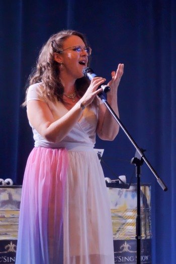 Lucie - Danc Sing Show Image de l'artiste Lucie sur scène. Photo de Sacha Rives pour Danc Sing Show.