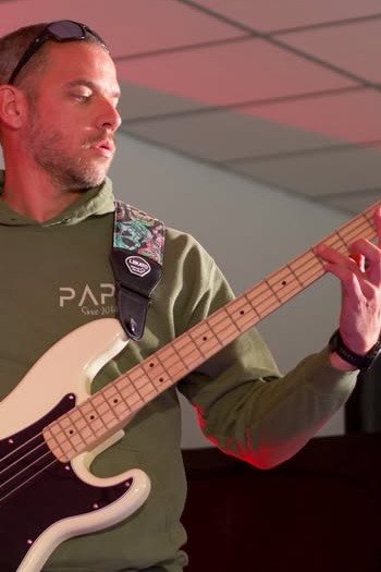 Xavier - Danc Sing Show Image de l'artiste Xavier en public. Photo de Sacha Rives pour Danc Sing Show.