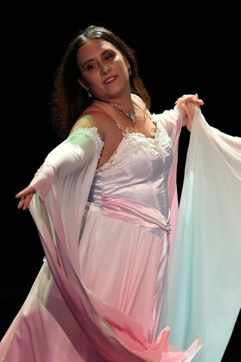 Image de l'artiste Chrystel sur scène. Photo de Patrice Bréluzeau pour Dancsingshow.