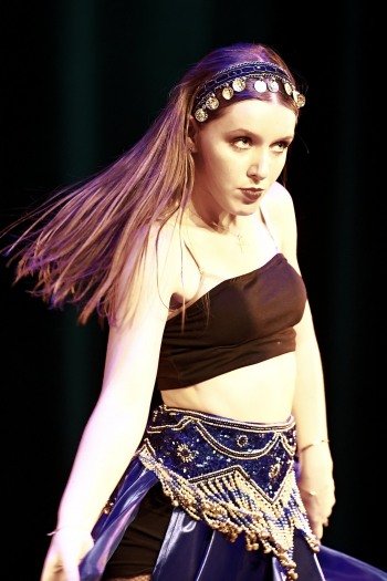 Image de l'artiste Emma en public. Photo de Patrice Bréluzeau pour Dancsingshow.