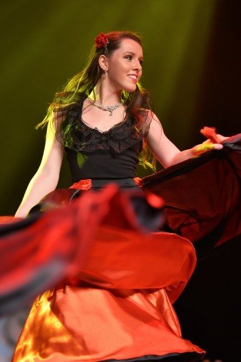 Image de l'artiste Emma sur scène. Photo de Patrice Bréluzeau pour Dancsingshow.