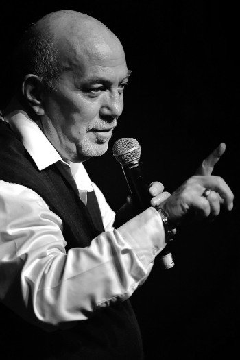 Image de l'artiste Pascal en spectacle. Photo de Patrice Bréluzeau pour Dancsingshow.