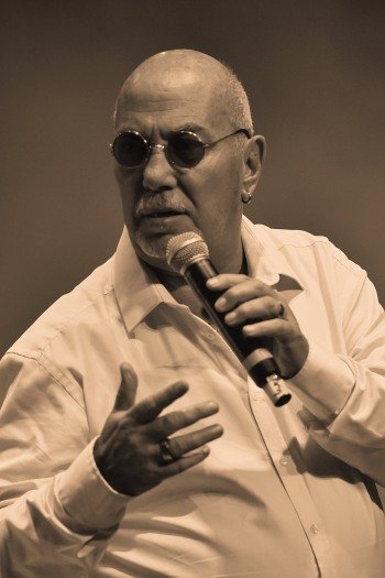 Image de l'artiste Pascal en spectacle. Photo de Patrice Bréluzeau pour Dancsingshow.