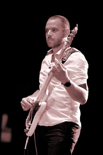 Image de l'artiste Xavier sur scène. Photo de Patrice Bréluzeau pour Dancsingshow.